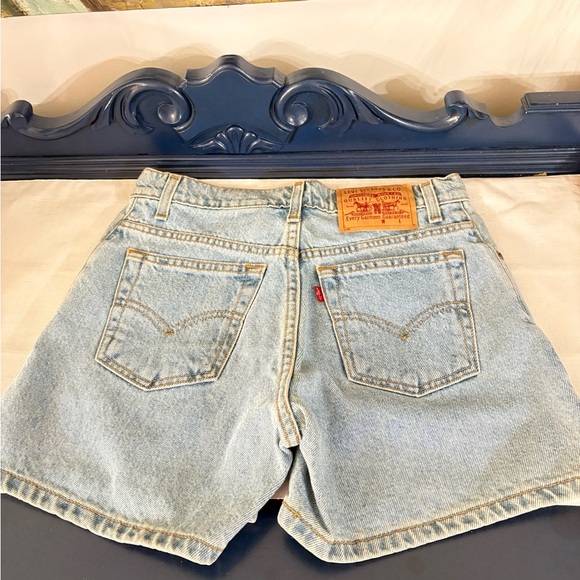 Vintage Levi’s Classic Light Wash Denim Shorts Size 5 - Picture 2 of 5